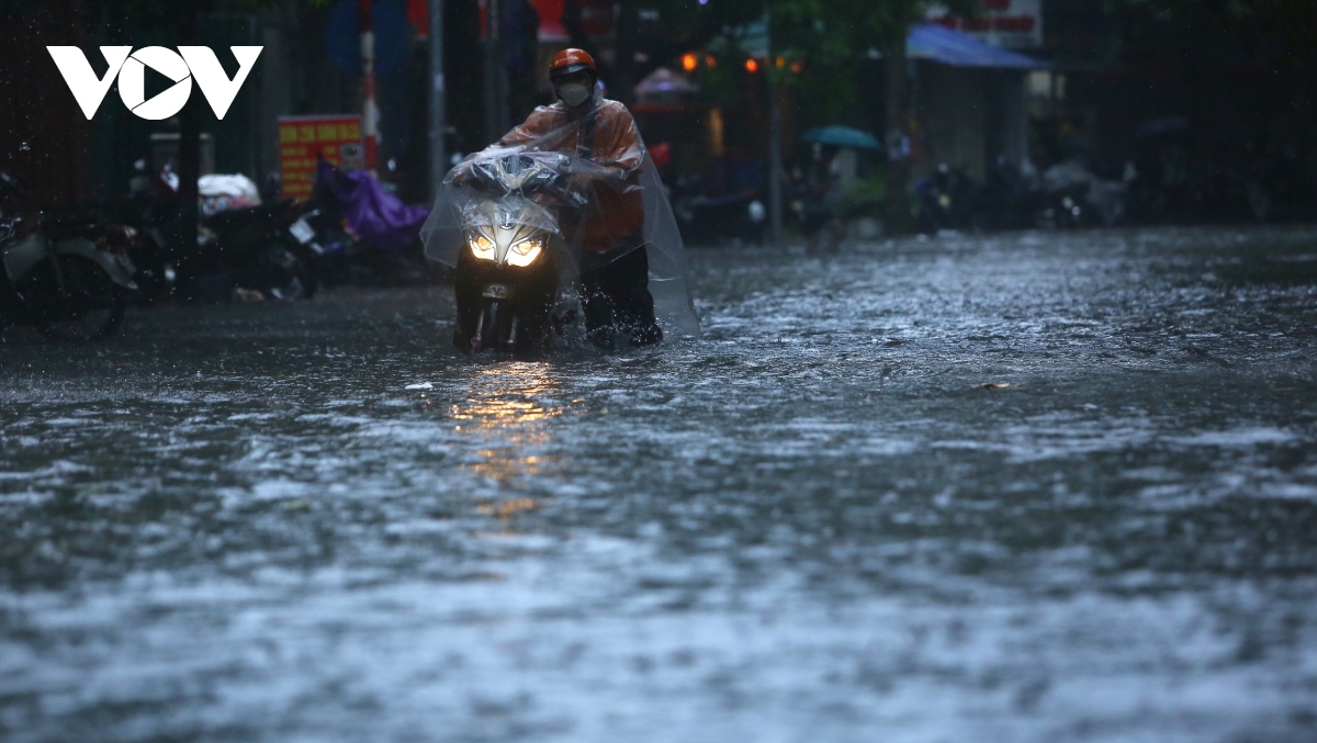 Mưa lớn giữa trưa, nhiều đường phố ở Hà Nội ngập sâu trong nước - Ảnh 1.