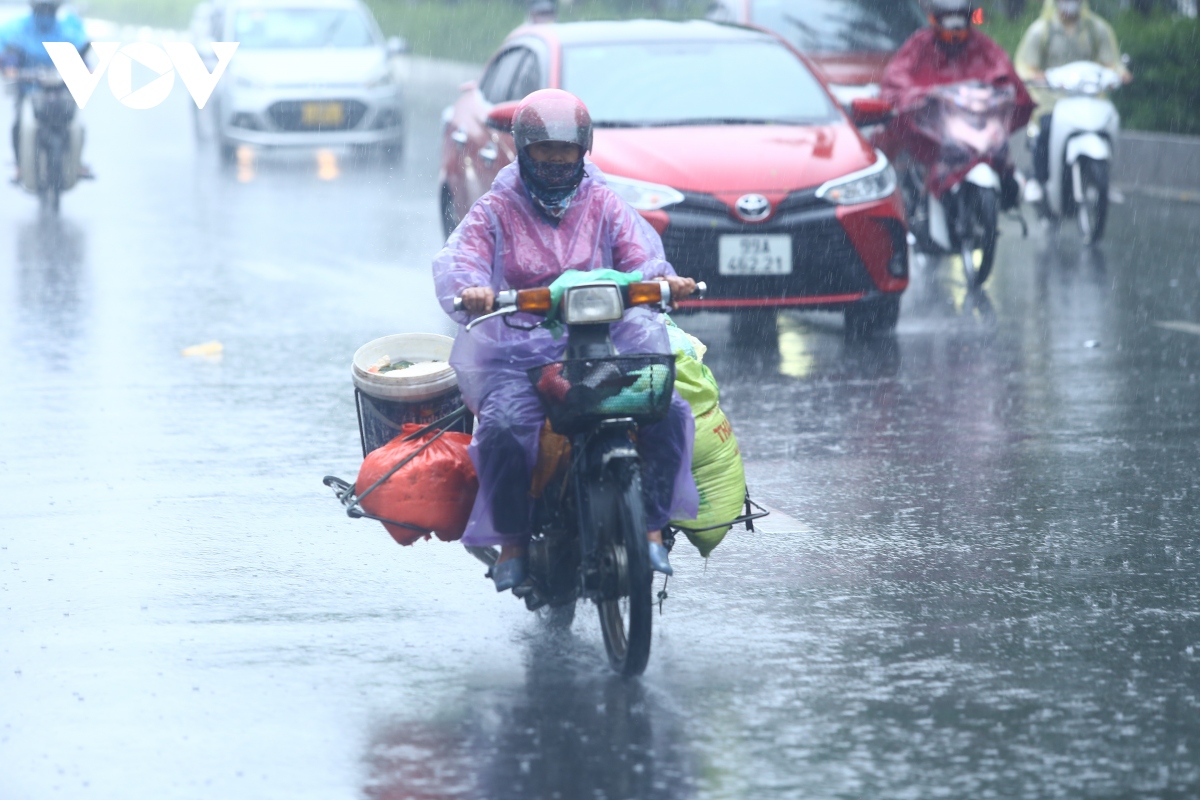 Mưa lớn giữa trưa, nhiều đường phố ở Hà Nội ngập sâu trong nước - Ảnh 14.