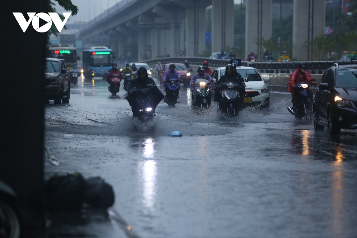 Mưa lớn giữa trưa, nhiều đường phố ở Hà Nội ngập sâu trong nước - Ảnh 10.