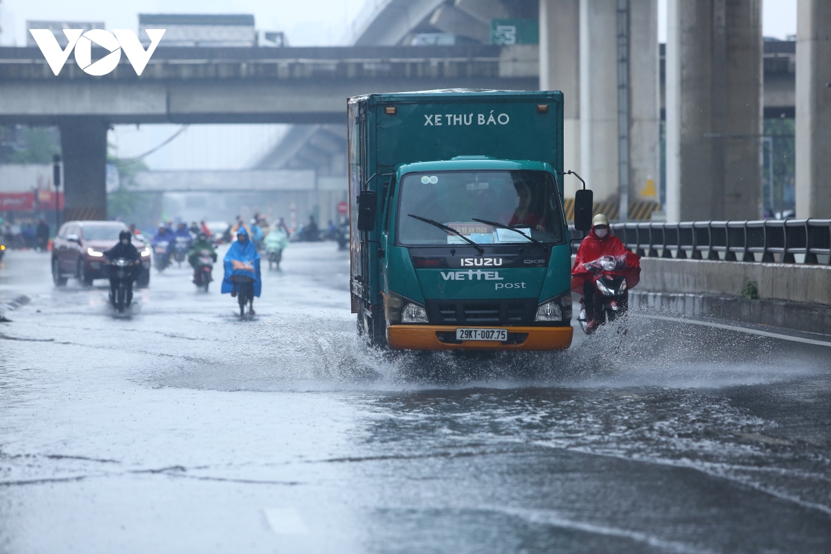 Mưa lớn giữa trưa, nhiều đường phố ở Hà Nội ngập sâu trong nước - Ảnh 9.