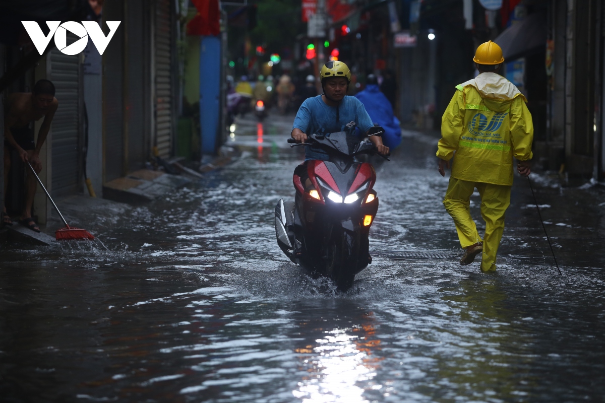 Mưa lớn giữa trưa, nhiều đường phố ở Hà Nội ngập sâu trong nước - Ảnh 11.