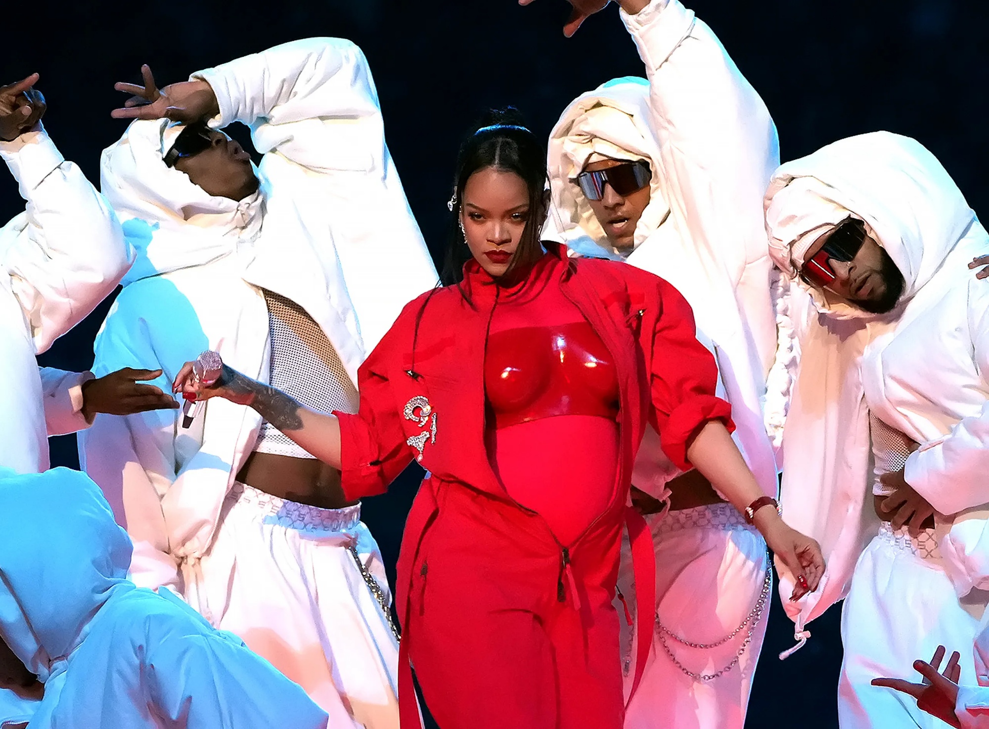 Tỷ phú Rihanna chính thức hạ sinh con sau màn thông báo rung chuyển Super Bowl - Ảnh 1.