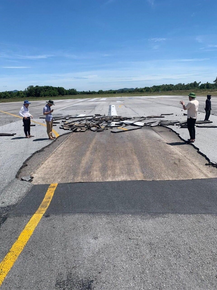 Cục Hàng không xác định nguyên nhân bong tróc đường băng sân bay Vinh - Ảnh 1.
