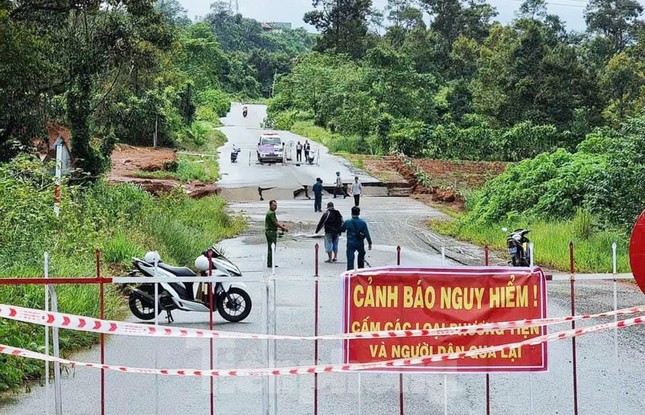 Đường tránh Bảo Lộc nguy cơ tiếp tục sạt lở, đề nghị thông báo tới người dân - Ảnh 1.