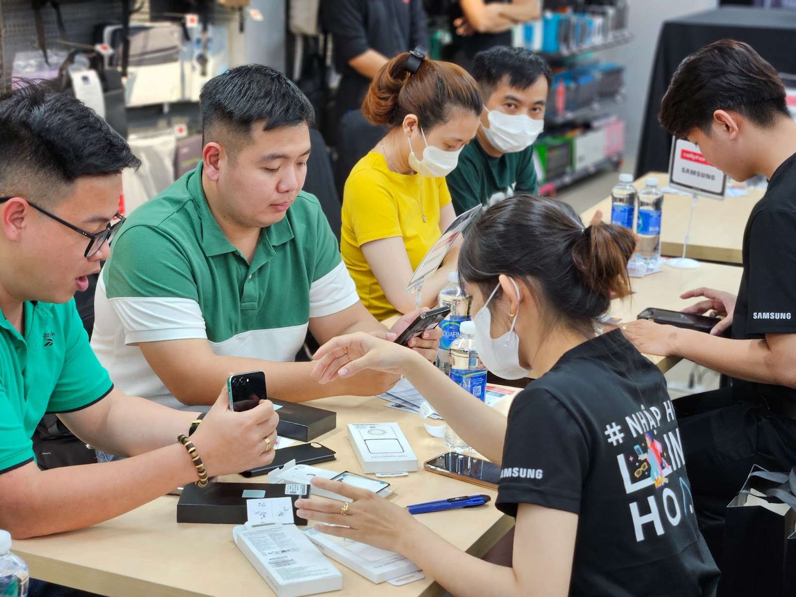 Đại lý đồng loạt mở bán Galaxy Z series5 là tại Việt Nam: Doanh số tăng, khách chuộng Z Flip hơn - Ảnh 2.