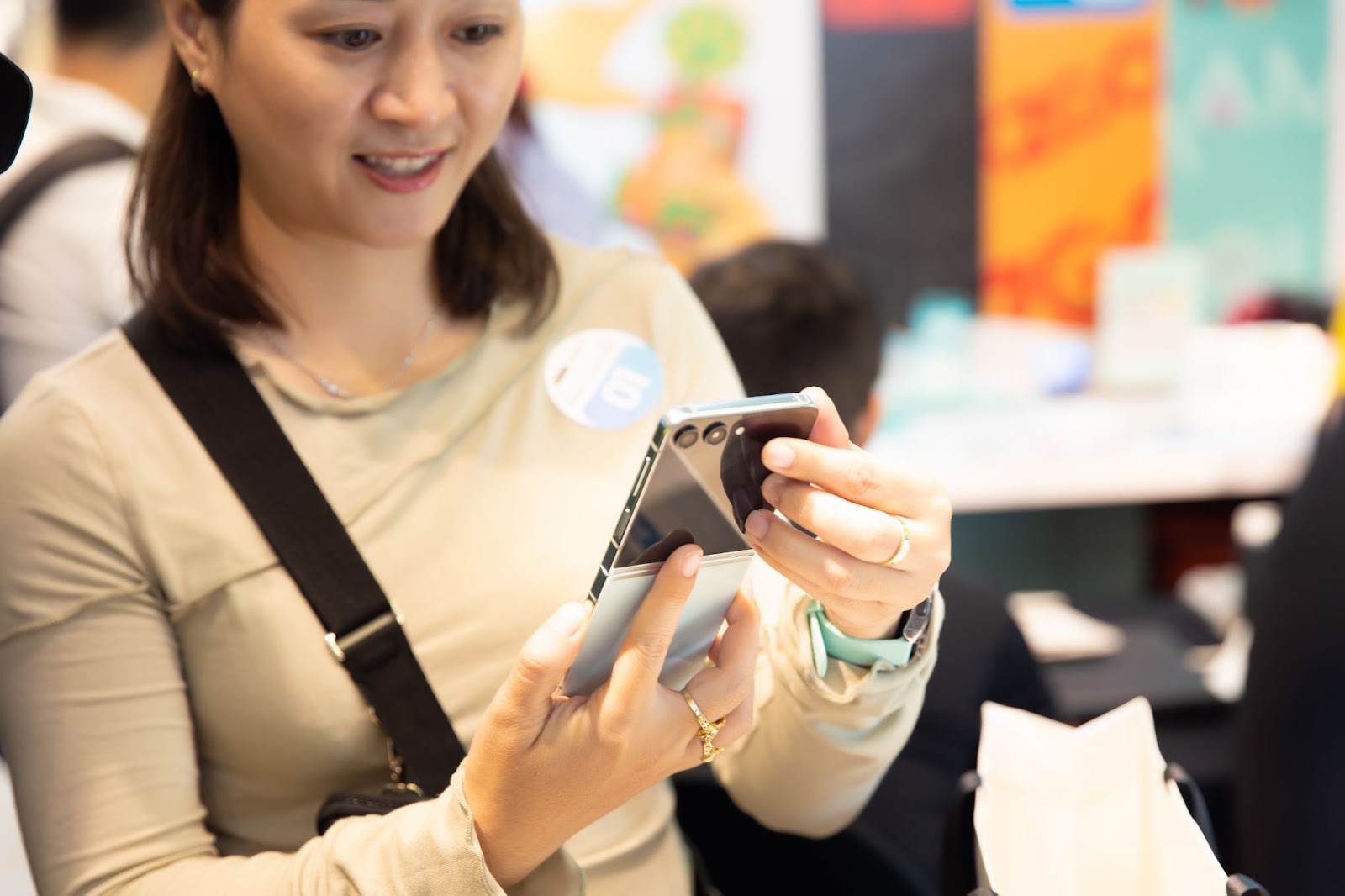 Đại lý đồng loạt mở bán Galaxy Z series5 là tại Việt Nam: Doanh số tăng, khách chuộng Z Flip hơn - Ảnh 3.