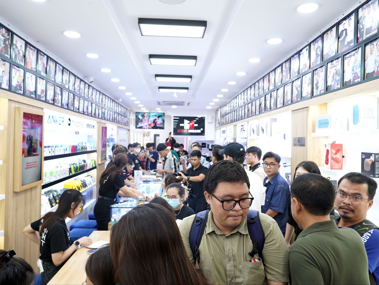 Đại lý đồng loạt mở bán Galaxy Z series5 là tại Việt Nam: Doanh số tăng, khách chuộng Z Flip hơn - Ảnh 4.