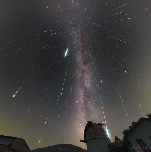 Trận mưa sao băng đẹp nhất năm Perseids 2023 đạt cực đại vào đêm nay, Việt Nam có thể quan sát - Ảnh 2.