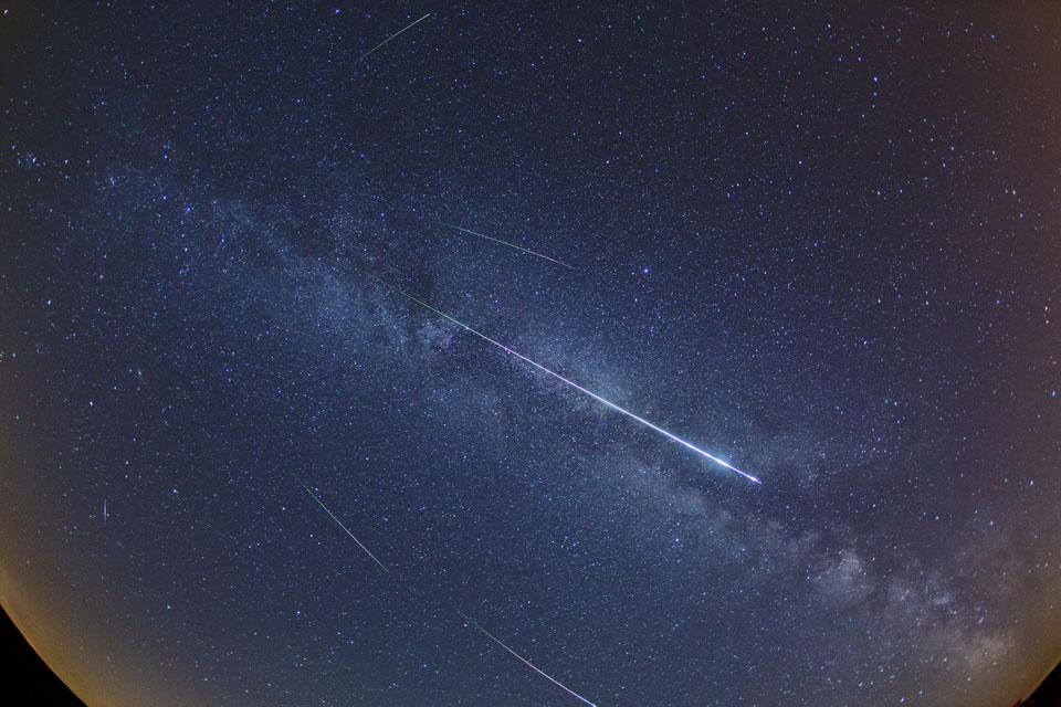 Trận mưa sao băng đẹp nhất năm Perseids 2023 đạt cực đại vào đêm nay, Việt Nam có thể quan sát - Ảnh 1.