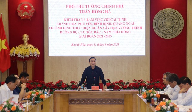 Phó Thủ tướng 'thúc' tiến độ cao tốc Bắc - Nam qua 4 tỉnh miền Trung - Ảnh 1.