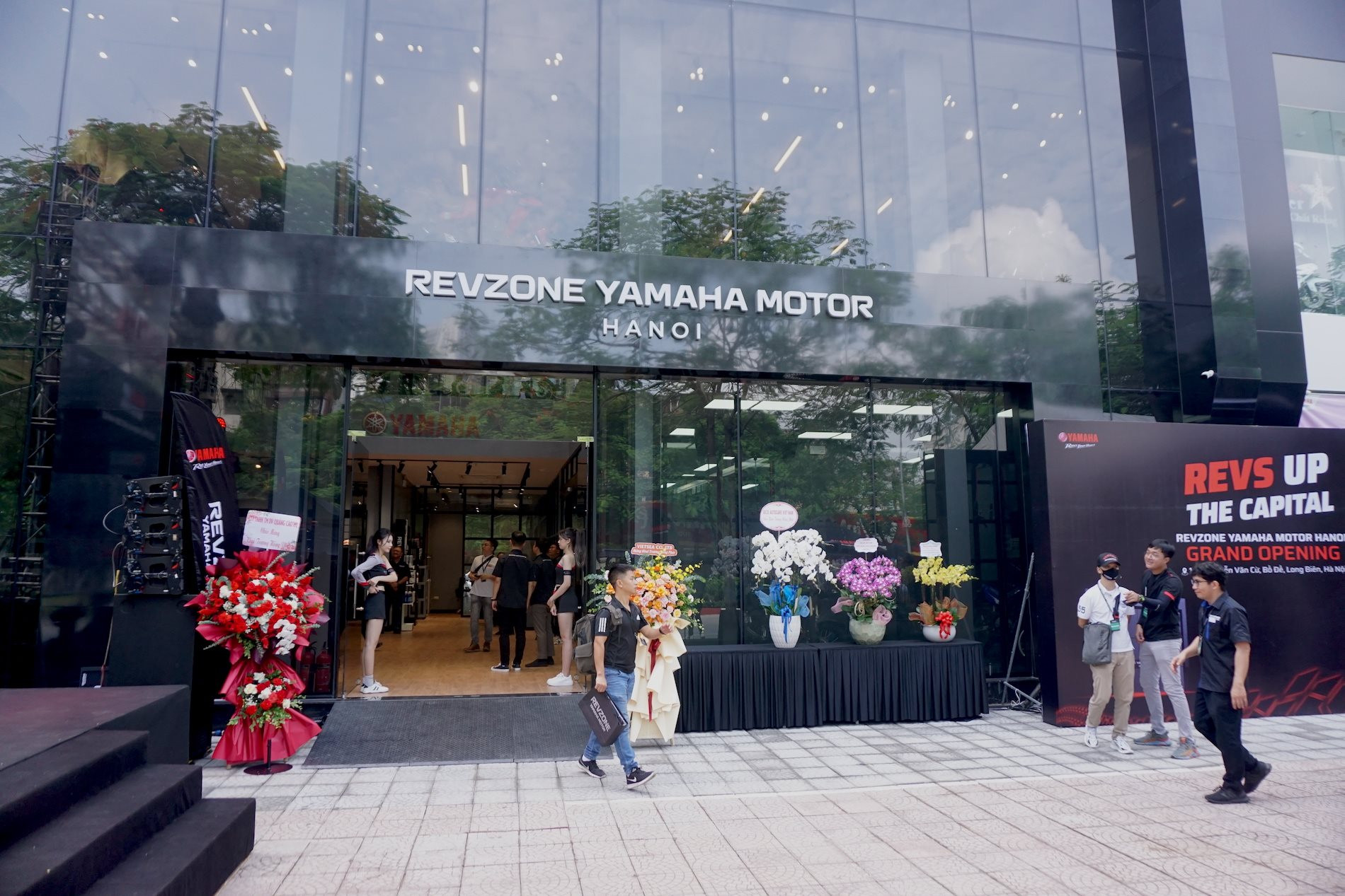 Bên trong showroom mô tô lớn nhất miền Bắc của Yamaha: Tổng đầu tư hơn 19  tỷ đồng, 15 mẫu xe giá trăm triệu cho tín đồ phân khối lớn