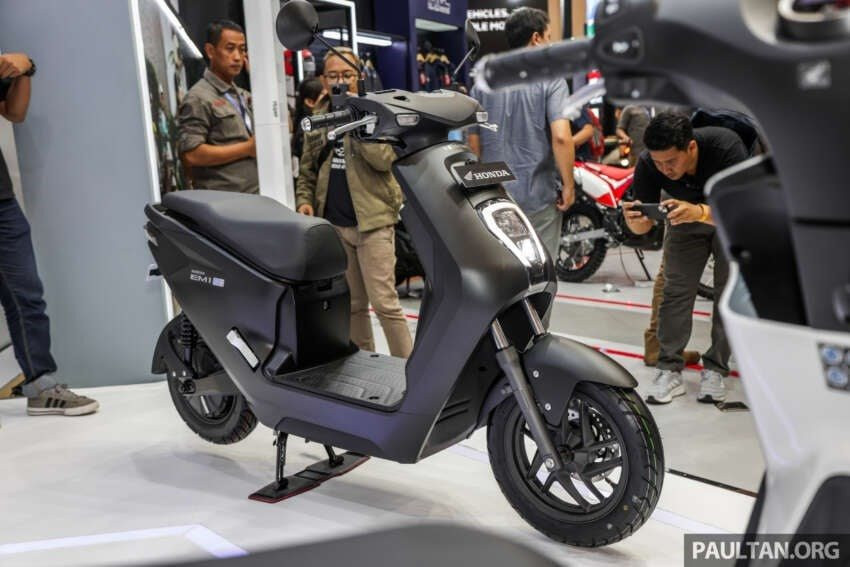 'Lính tiên phong' xe máy điện của Honda chính thức trình làng tại thị trường Đông Nam Á: tốc độ 45km/h đi được 40km, giá từ 62 triệu đồng - Ảnh 1.