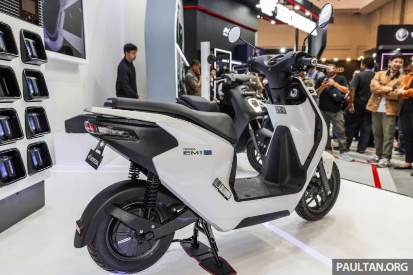 'Lính tiên phong' xe máy điện của Honda chính thức trình làng tại thị trường Đông Nam Á: tốc độ 45km/h đi được 40km, giá từ 62 triệu đồng - Ảnh 2.