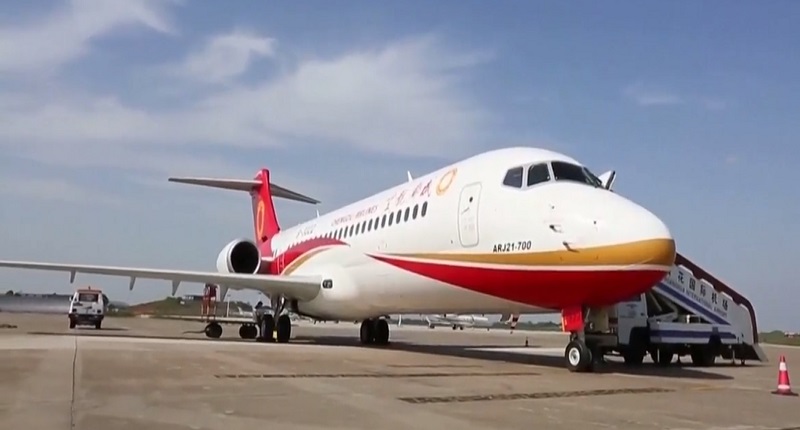Trung Quốc trình diễn máy bay phản lực thế hệ mới ARJ21 - Ảnh 1.