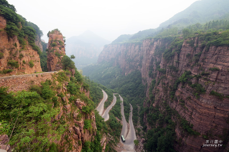 Bí ẩn ngôi làng cổ Trung Quốc nằm giữa trời, người dân tự tay đục núi làm đường đi lại, bất ngờ giúp cả làng phát tài
