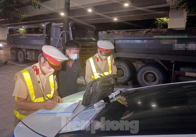 Theo chân cảnh sát ‘đánh trận’ đêm với ‘chim mồi’, xe quá tải ở Hà Nội - Ảnh 4.