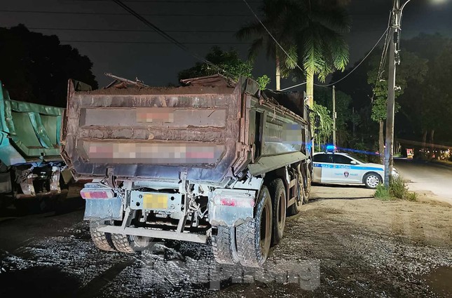 Theo chân cảnh sát ‘đánh trận’ đêm với ‘chim mồi’, xe quá tải ở Hà Nội - Ảnh 2.