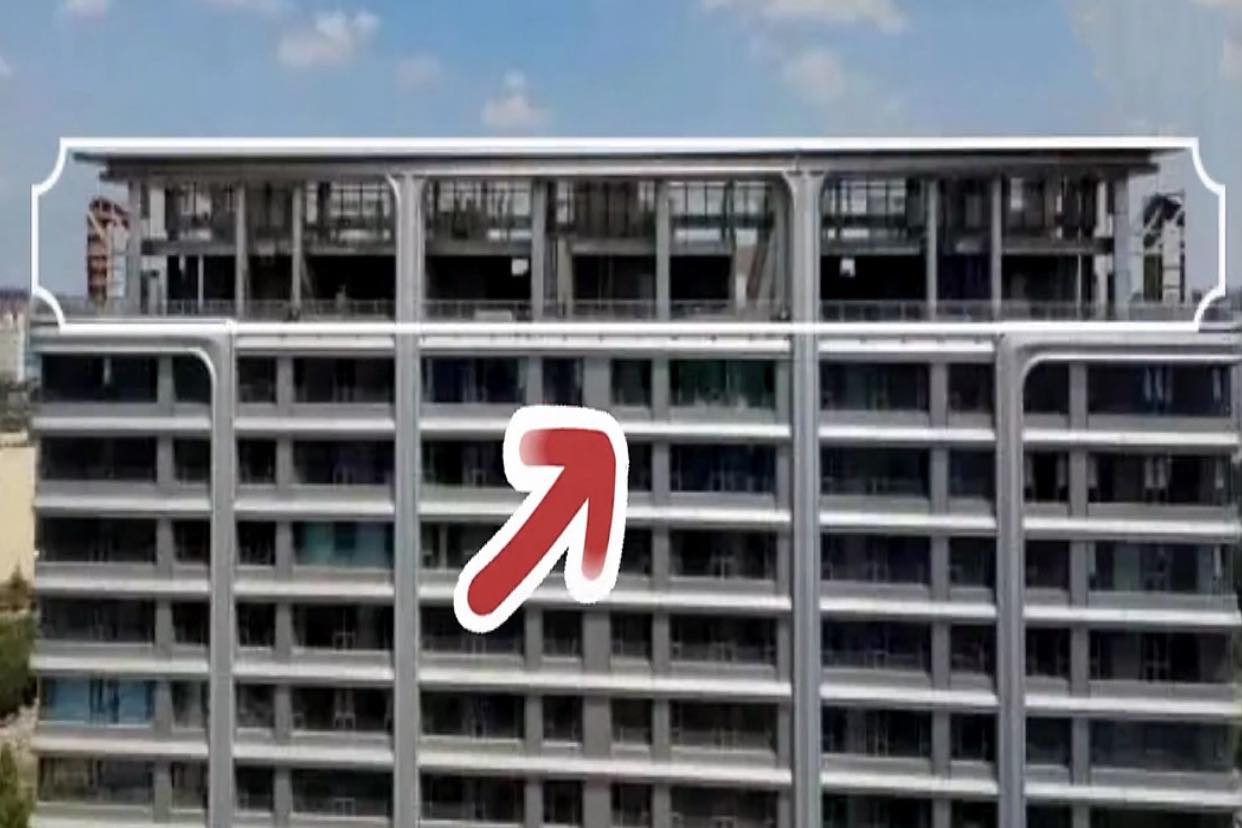 Chủ căn penthouse “chiếm dụng” nóc chung cư 32 tầng để “độ” thêm 2 tầng nhỏ: Cảnh sát vào cuộc điều tra, “nhà mới” buộc phải dỡ bỏ - Ảnh 1.