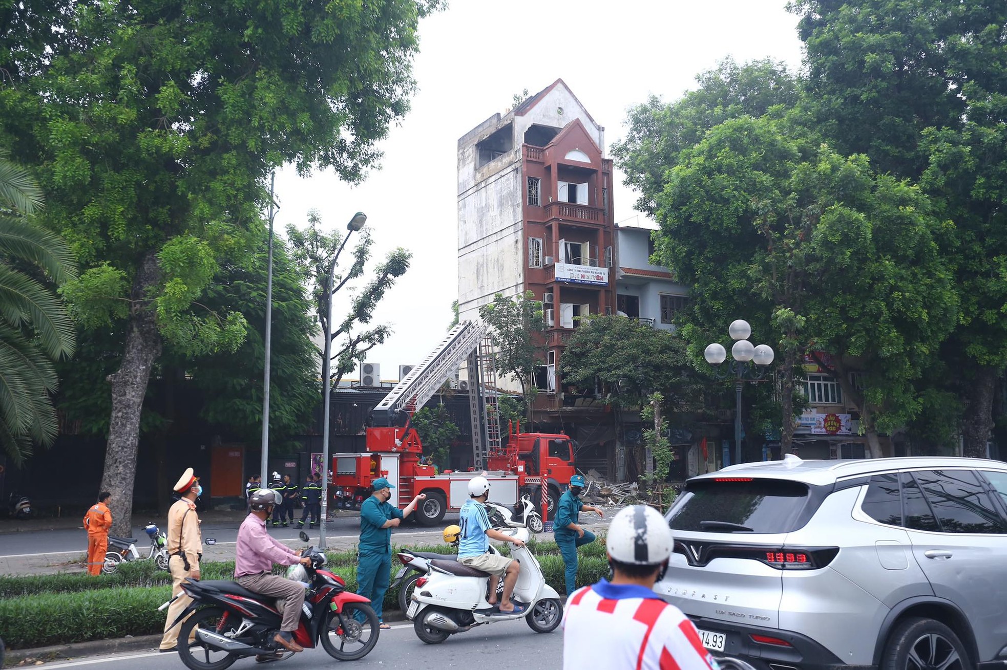 Hiện trường vụ nổ kinh hoàng khiến nhiều người bị thương ở Hà Nội - Ảnh 9.