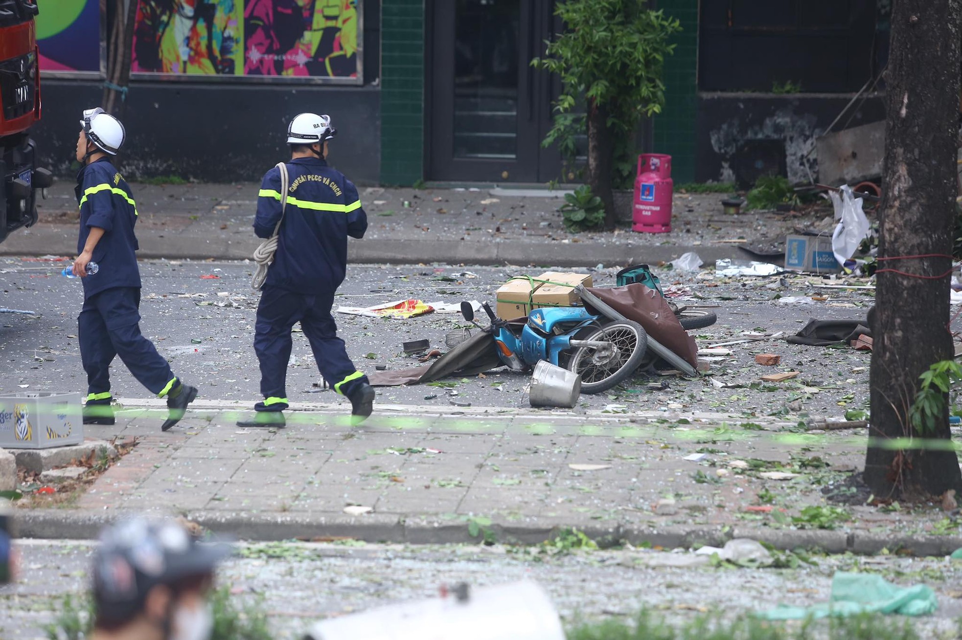 Hiện trường vụ nổ kinh hoàng khiến nhiều người bị thương ở Hà Nội - Ảnh 8.
