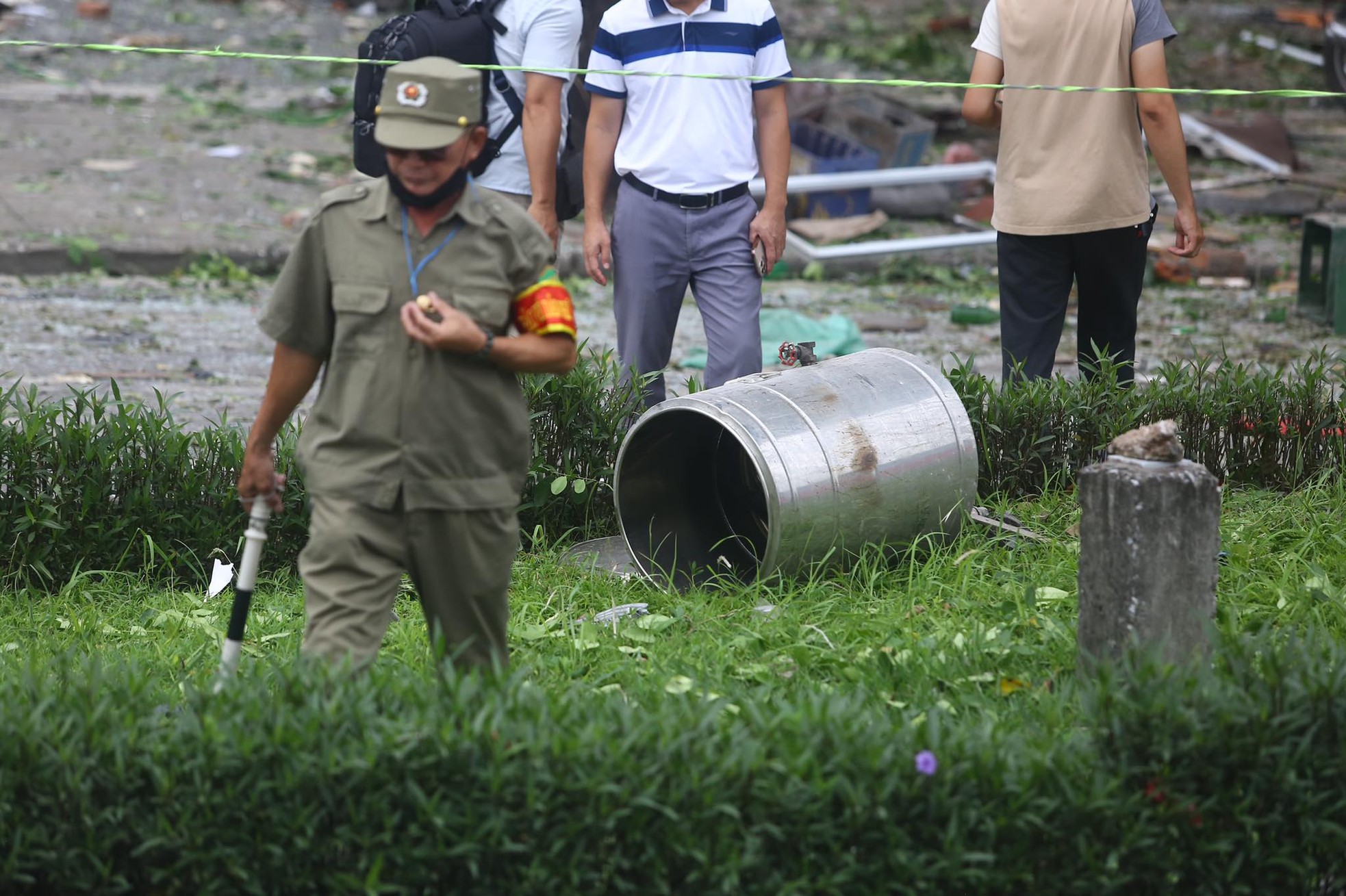 Hiện trường vụ nổ kinh hoàng khiến nhiều người bị thương ở Hà Nội - Ảnh 5.