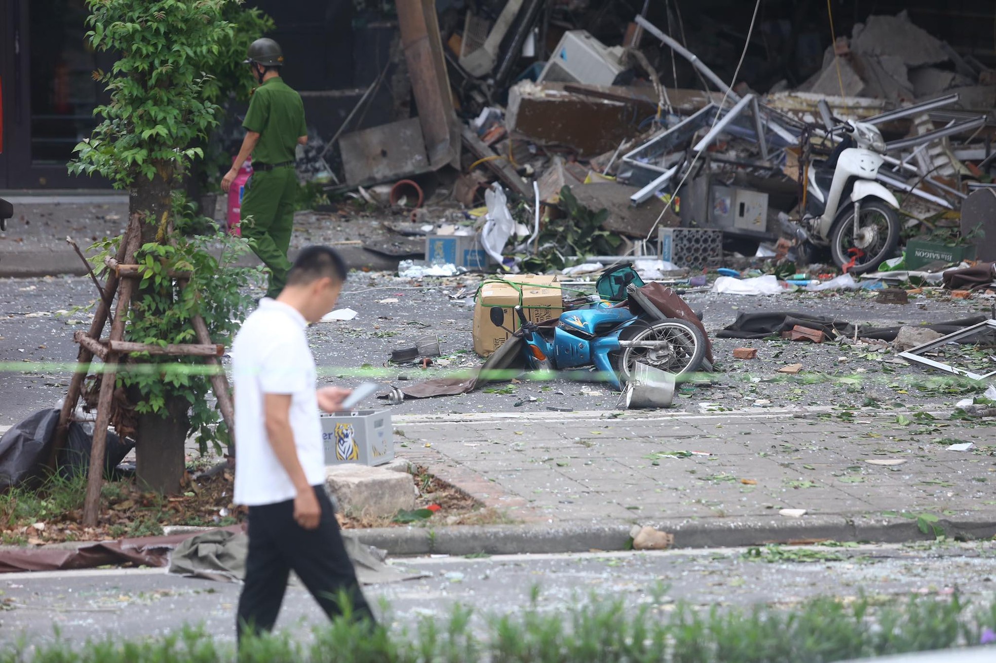 Hiện trường vụ nổ kinh hoàng khiến nhiều người bị thương ở Hà Nội - Ảnh 7.