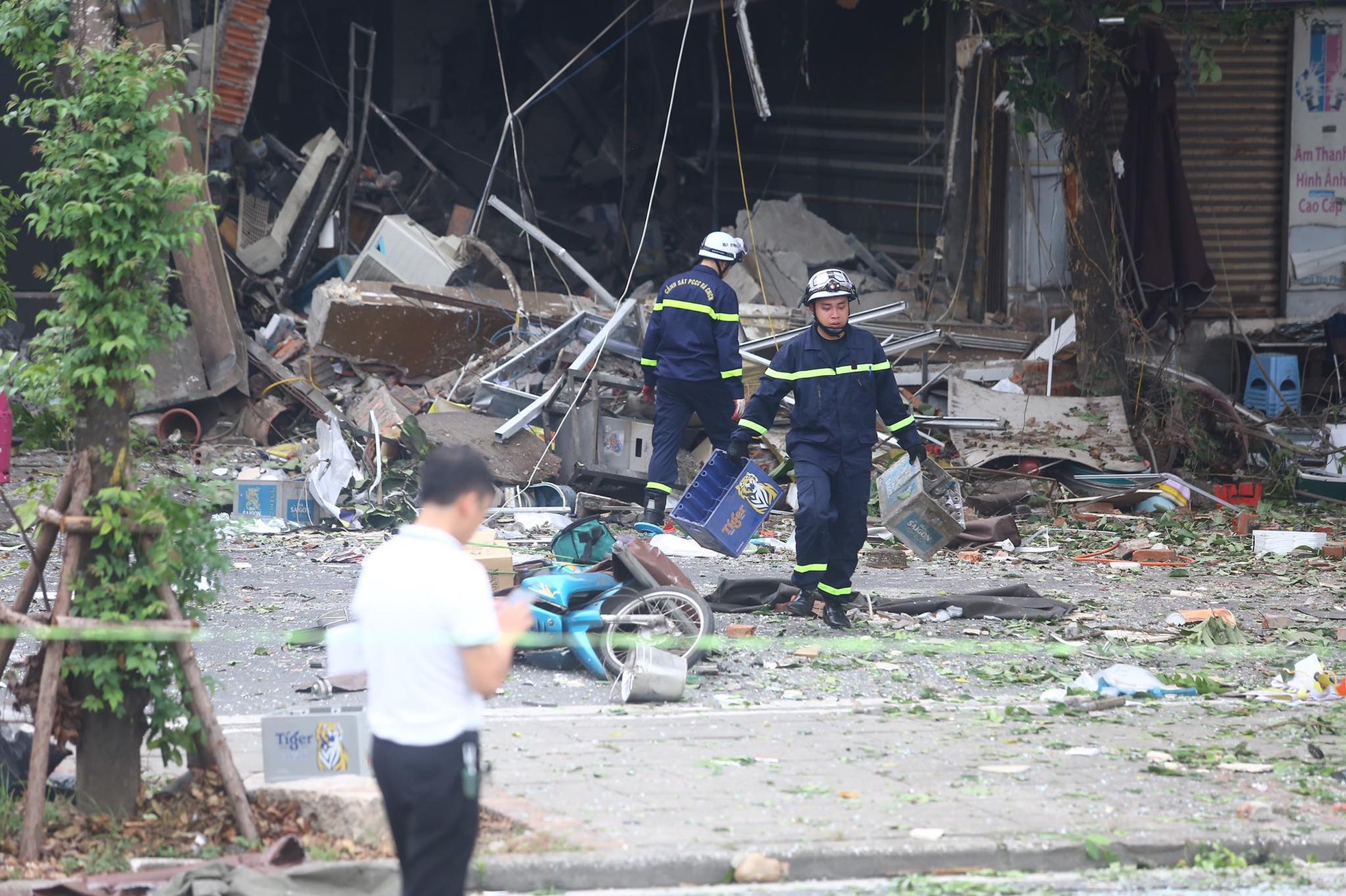 Hiện trường vụ nổ kinh hoàng khiến nhiều người bị thương ở Hà Nội - Ảnh 3.