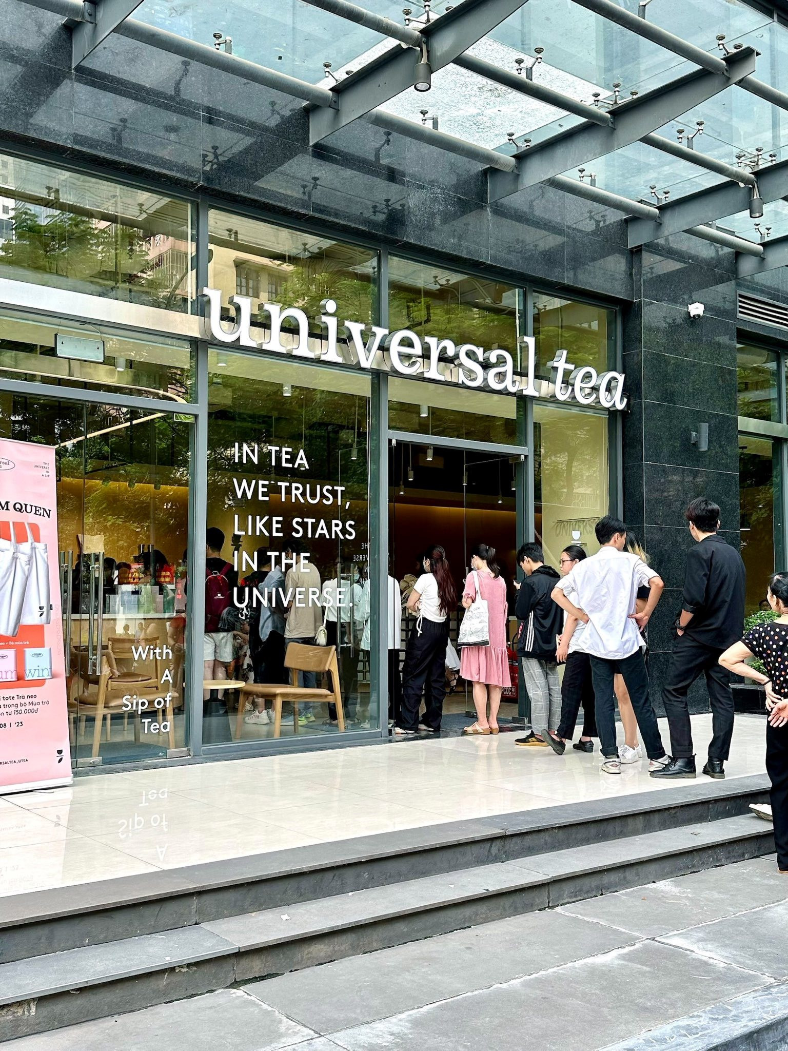 Khách xếp hàng tại cửa hàng trà sữa Universal Tea vừa khai trương