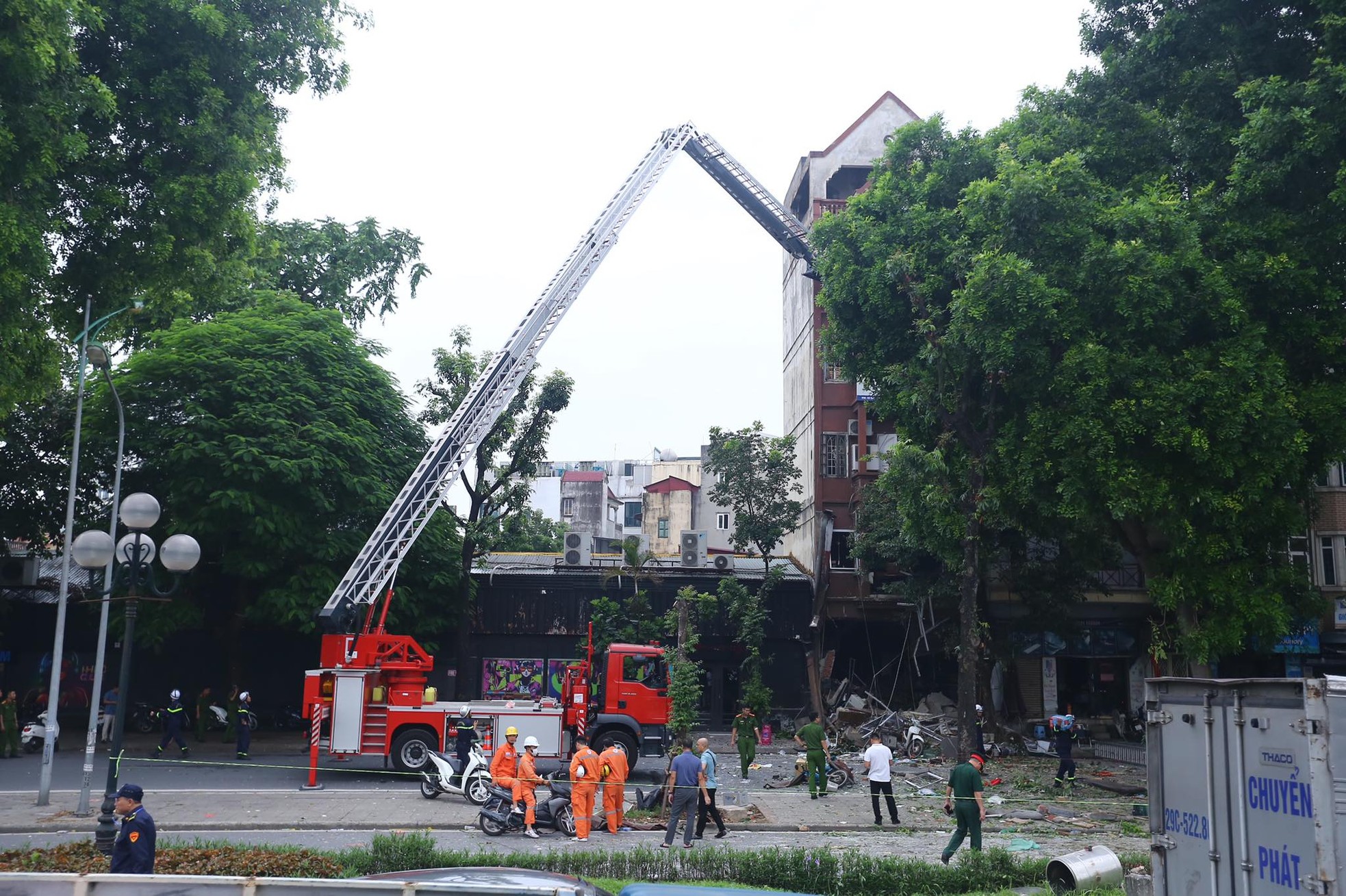 Hiện trường vụ nổ kinh hoàng khiến nhiều người bị thương ở Hà Nội - Ảnh 1.