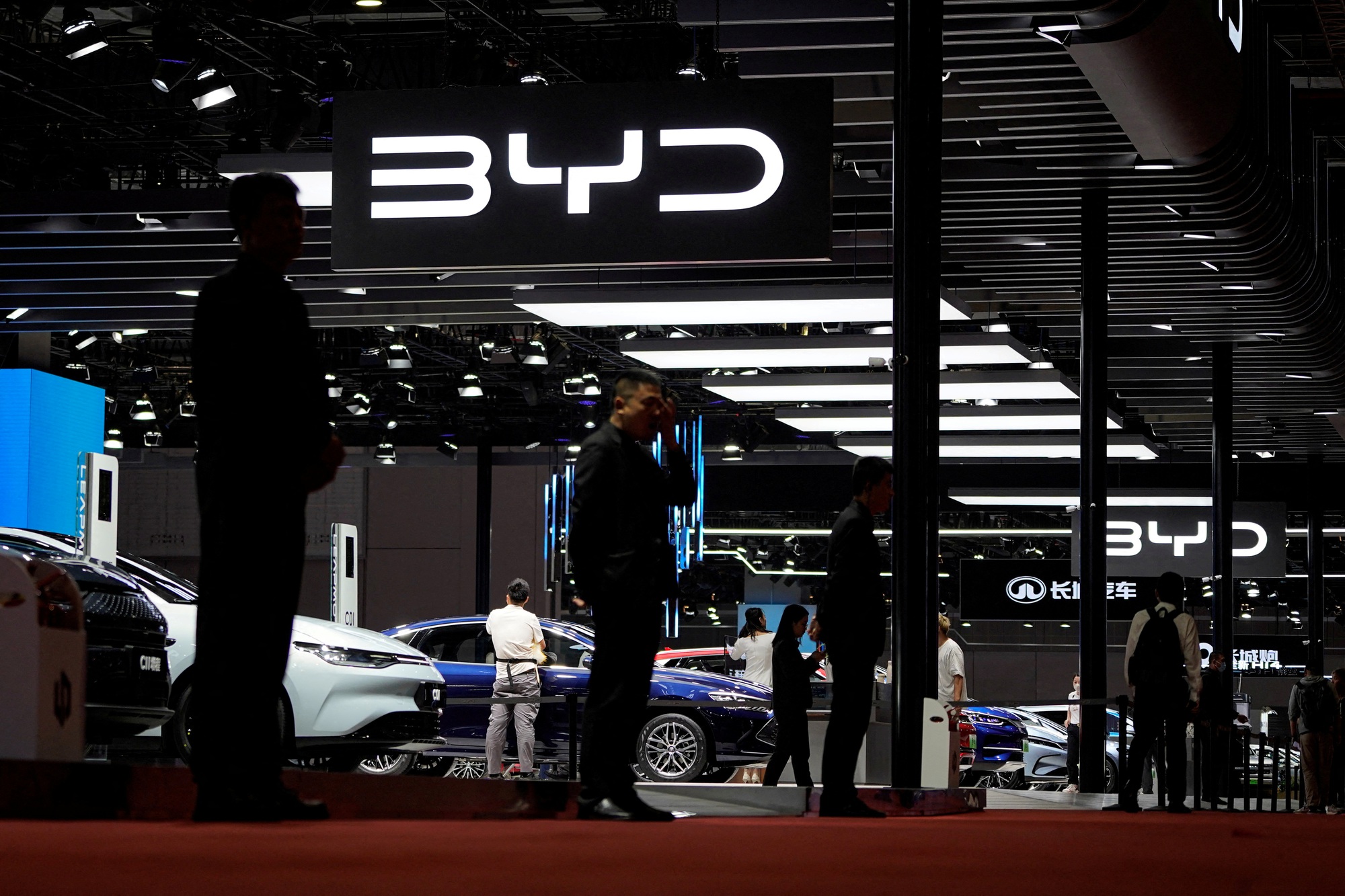 BYD kêu gọi các hãng xe Trung Quốc khác chung tay đấu lại các hãng xe quốc tế - Ảnh 1.