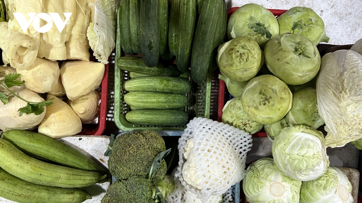 Lương thực, thực phẩm, rau xanh tăng giá ở Hà Nội - Ảnh 2.