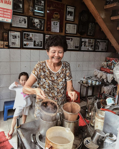 Có gì trong quán cafe vợt 73 năm nổi tiếng nhất Sài Gòn, khách kìn kìn tới xếp hàng mỗi sáng? - Ảnh 2.