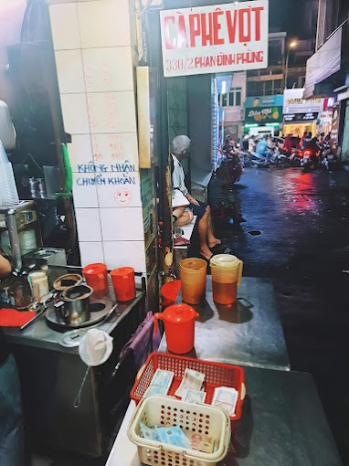 Có gì trong quán cafe vợt 73 năm nổi tiếng nhất Sài Gòn, khách kìn kìn tới xếp hàng mỗi sáng? - Ảnh 7.