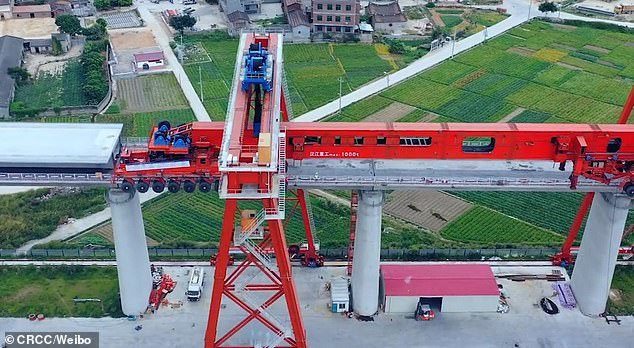 Trung Quốc phát minh ‘siêu cỗ máy’ bất bại, có khả năng xây cầu khổng lồ thần tốc, nâng vật nặng lên tới 1000 tấn, giúp giảm mạnh 20% chi phí thi công - Ảnh 1.