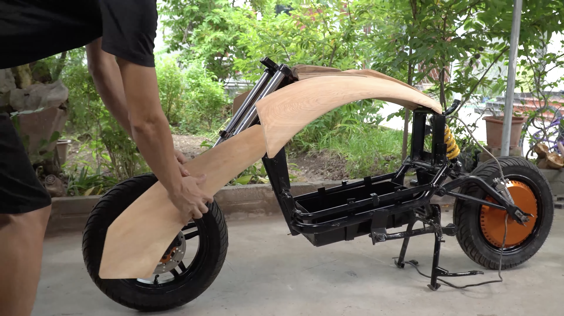 Thợ mộc 9X nổi tiếng Việt Nam chế mô tô gỗ độc đáo từ xe điện cũ rỉ sét: Lột xác từ khung đến vỏ