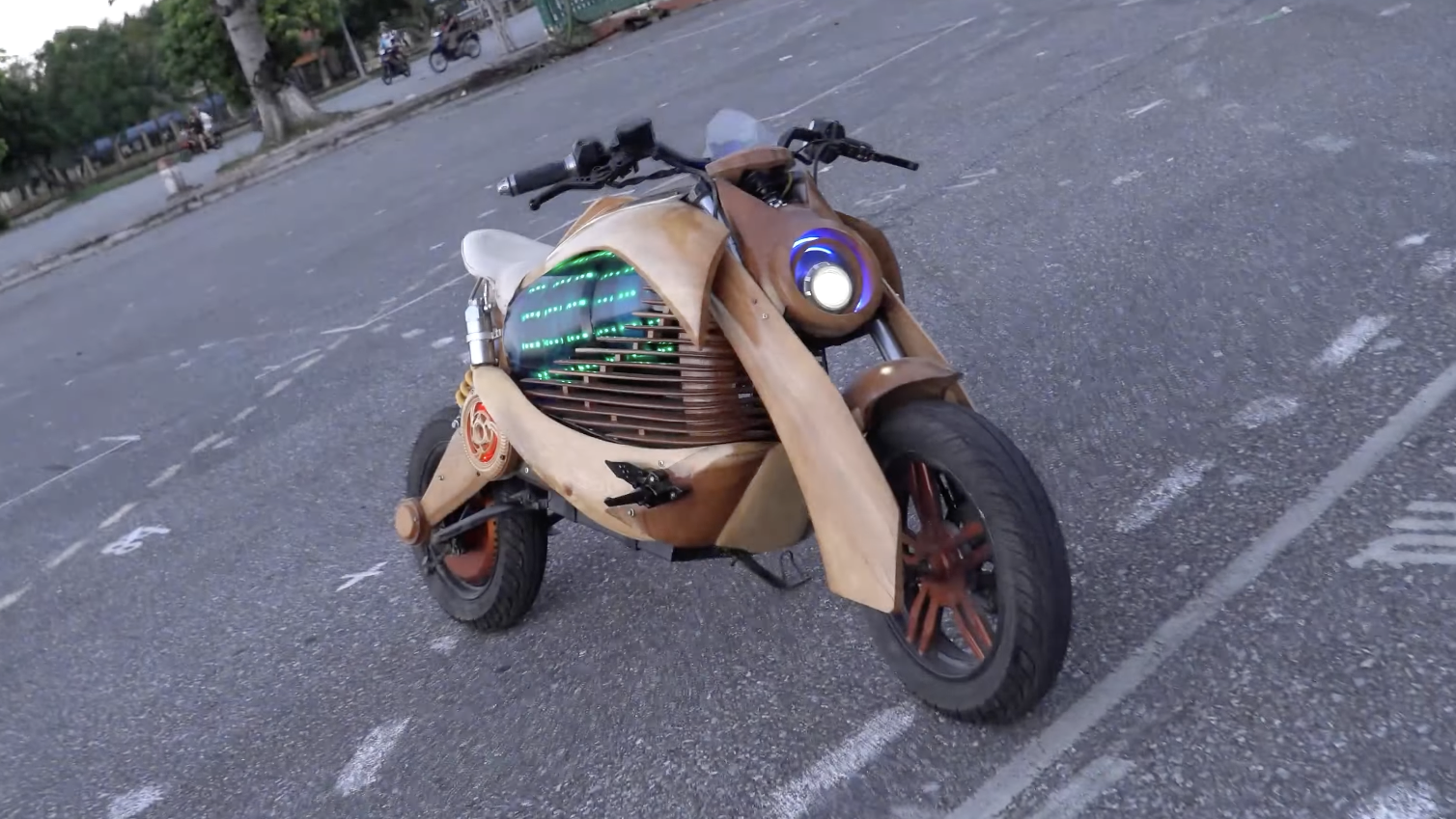 Thợ mộc 9X nổi tiếng Việt Nam chế mô tô gỗ độc đáo từ xe điện cũ rỉ sét: Lột xác từ khung đến vỏ