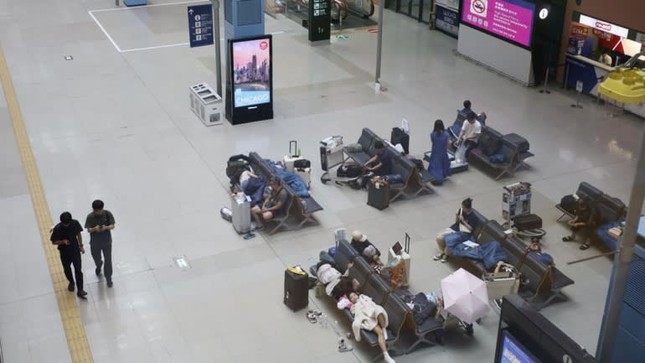 Hàng trăm hành khách mắc kẹt tại sân bay Nhật Bản - Ảnh 1.