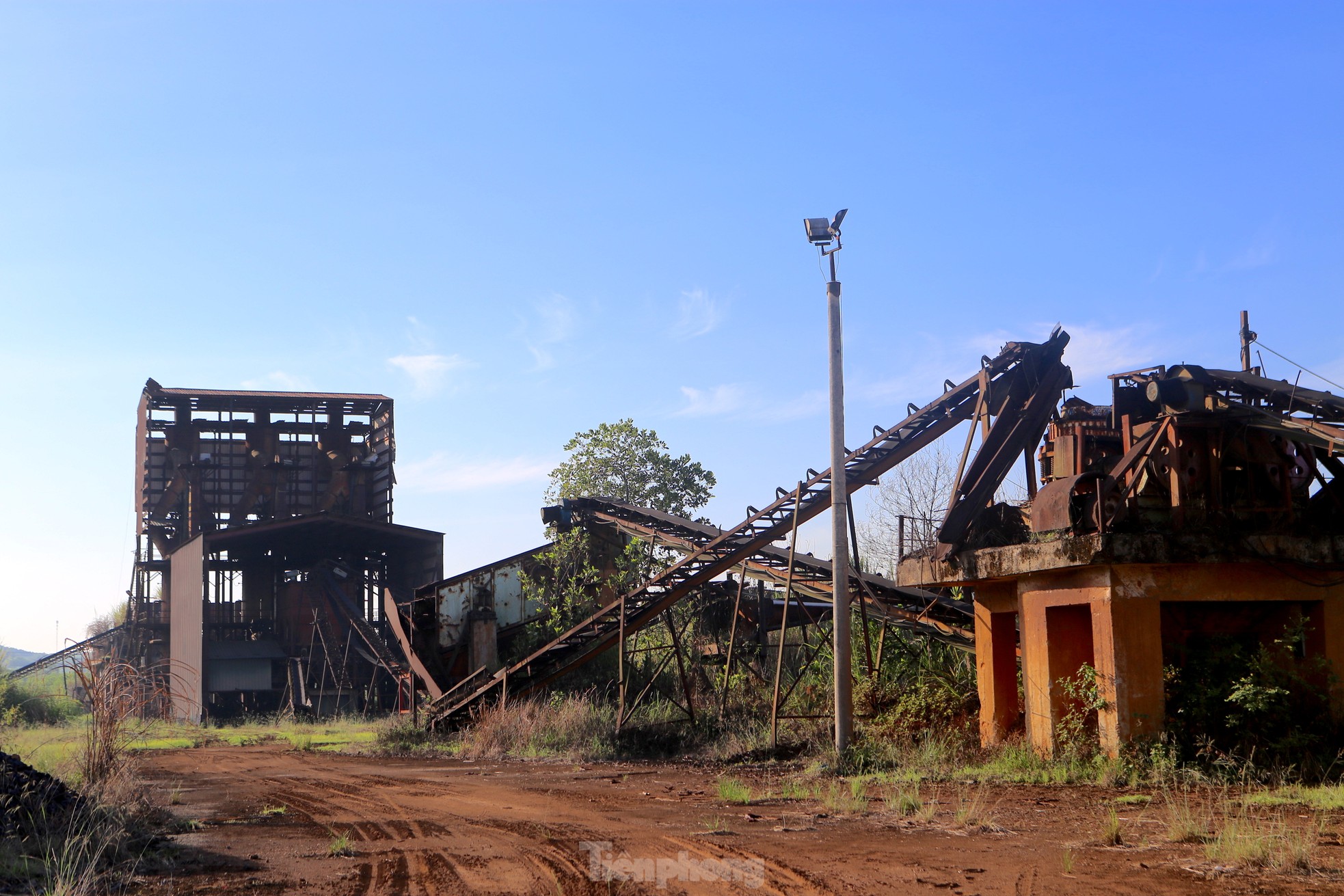 Cảnh hoang tàn nhà máy hơn 150 tỷ đồng thành... đống sắt vụn - Ảnh 8.