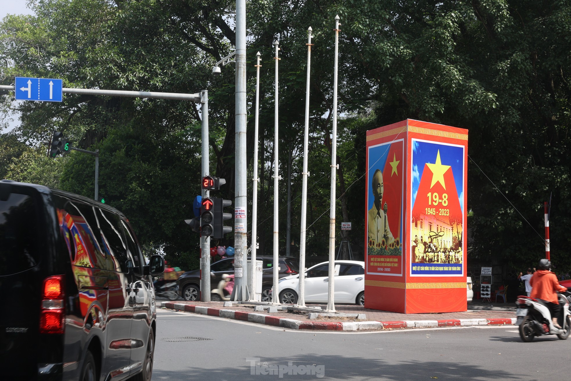 Nhiều tuyến phố Thủ đô rợp sắc cờ hoa chào mừng Quốc khánh 2/9 - Ảnh 4.