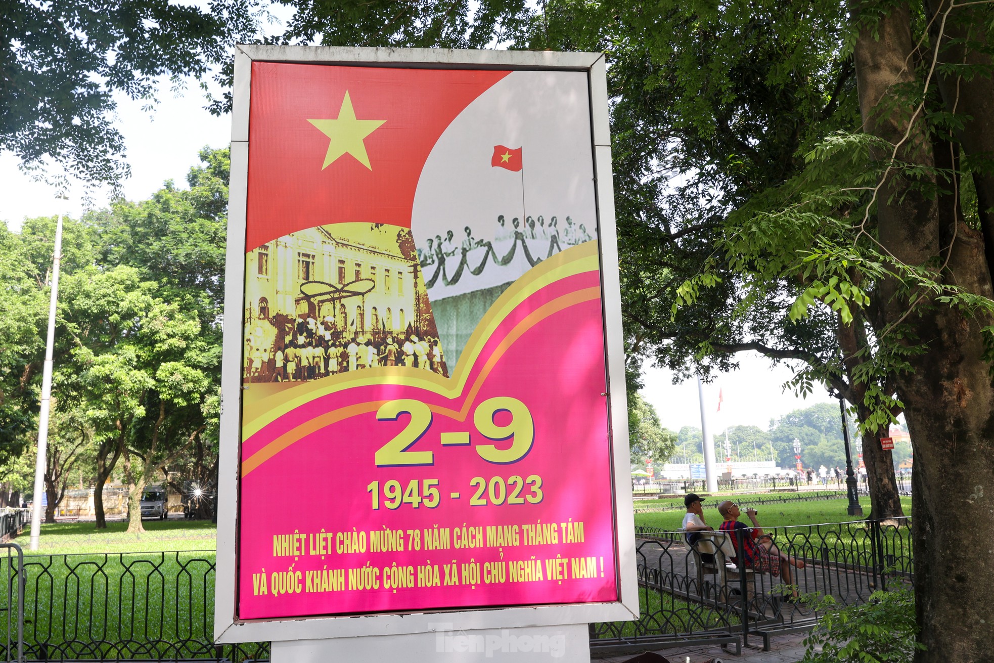 Nhiều tuyến phố Thủ đô rợp sắc cờ hoa chào mừng Quốc khánh 2/9 - Ảnh 1.