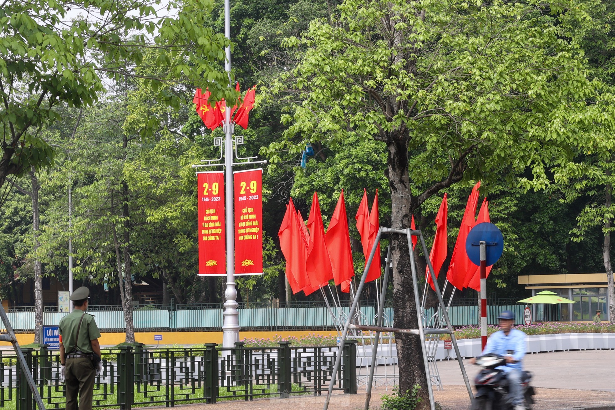 Nhiều tuyến phố Thủ đô rợp sắc cờ hoa chào mừng Quốc khánh 2/9 - Ảnh 17.