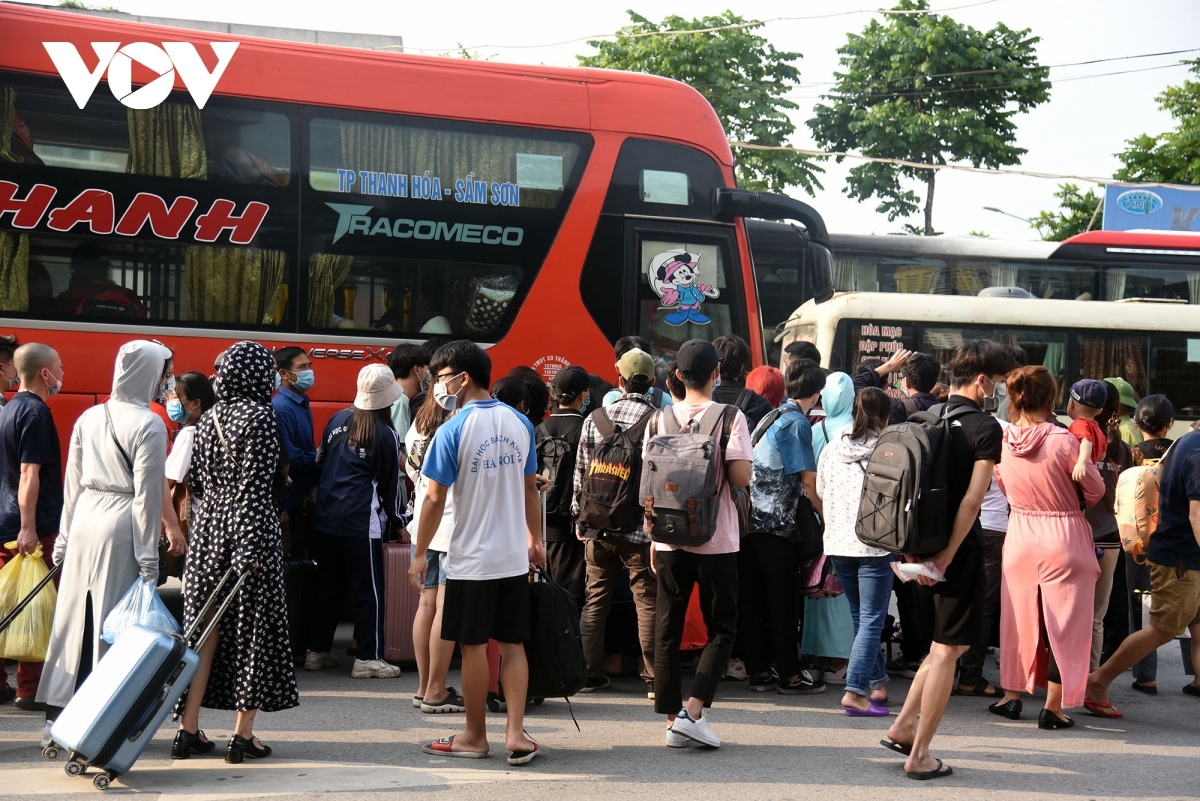 Các bến xe Hà Nội dự kiến lượng khách tăng 300% vào dịp nghỉ lễ 2/9 - Ảnh 4.
