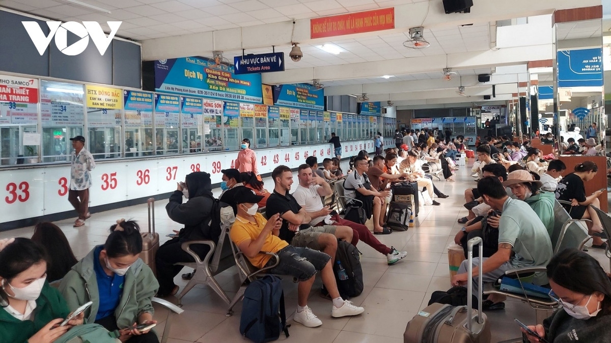 Các bến xe Hà Nội dự kiến lượng khách tăng 300% vào dịp nghỉ lễ 2/9 - Ảnh 2.