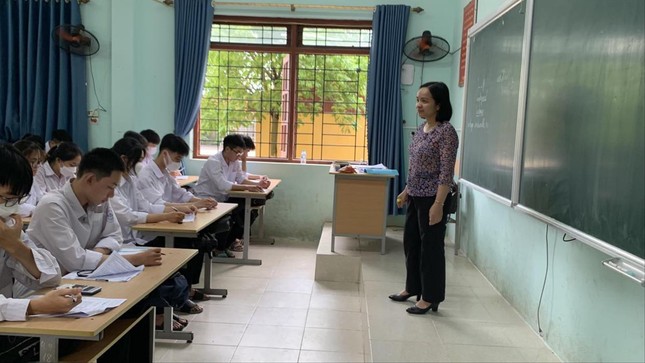 Thủ tướng Phạm Minh Chính: Đãi ngộ thấp khó giữ giáo viên - Ảnh 1.