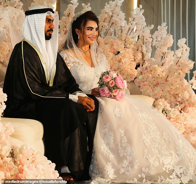 Tiếp tục &quot;kể khổ&quot; khi lấy chồng triệu phú, vợ đại gia Dubai tiết lộ loạt quy tắc hôn nhân khác xa tưởng tượng - Ảnh 1.