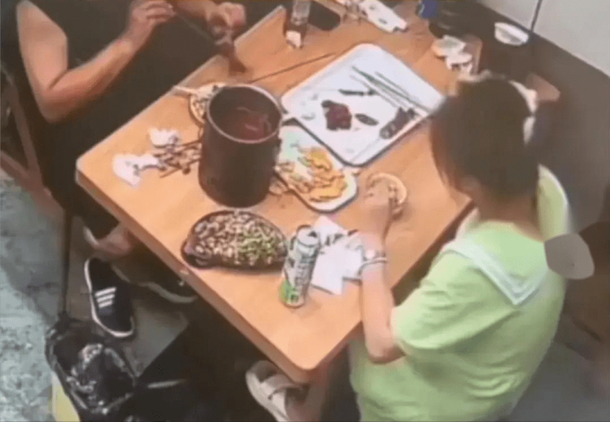 Đang ăn, người phụ nữ làm hành động lạ khiến chủ quán báo cảnh sát - Ảnh 2.