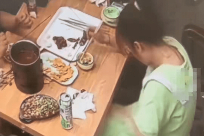 Đang ăn, người phụ nữ làm hành động lạ khiến chủ quán báo cảnh sát - Ảnh 5.