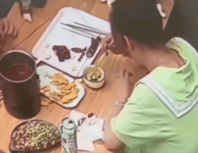 Đang ăn, người phụ nữ làm hành động lạ khiến chủ quán báo cảnh sát - Ảnh 4.