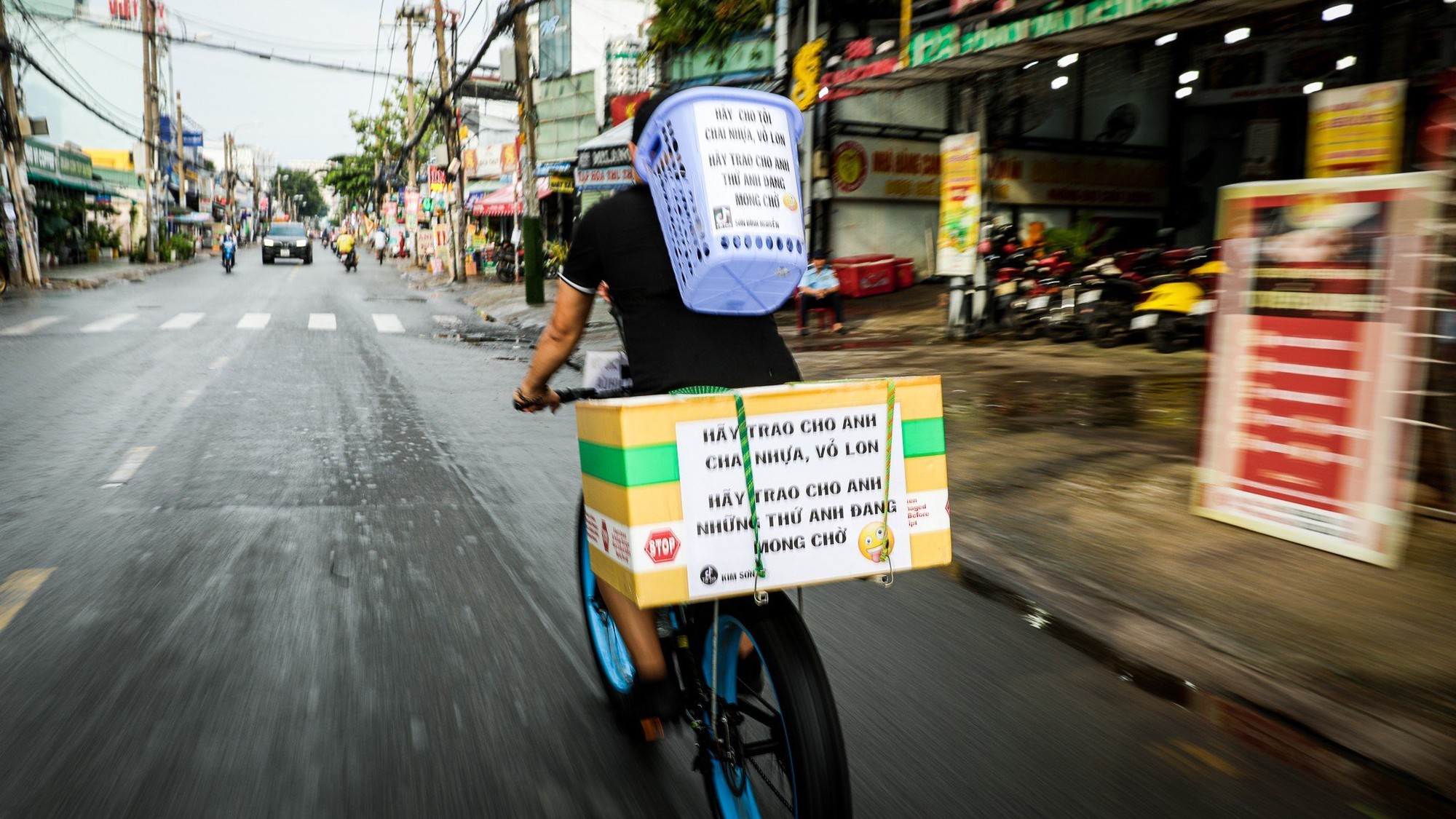 Chàng trai bị lừa cả tỷ đồng nhưng vẫn đạp xe "xin" ve chai, cho người nghèo bốc thăm lì xì - Ảnh 1.