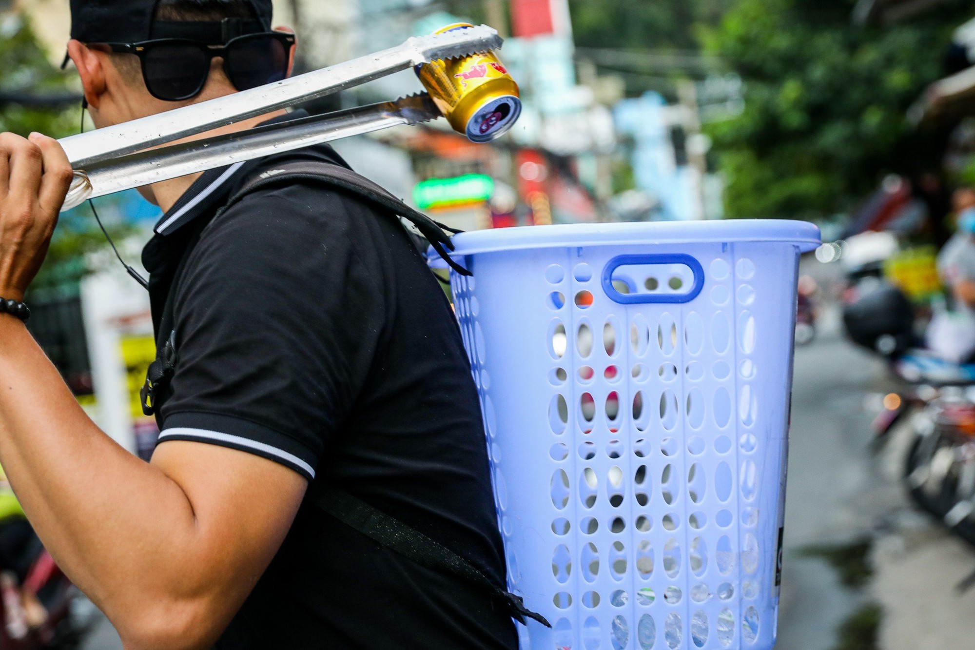 Chàng trai bị lừa cả tỷ đồng nhưng vẫn đạp xe "xin" ve chai, cho người nghèo bốc thăm lì xì - Ảnh 4.